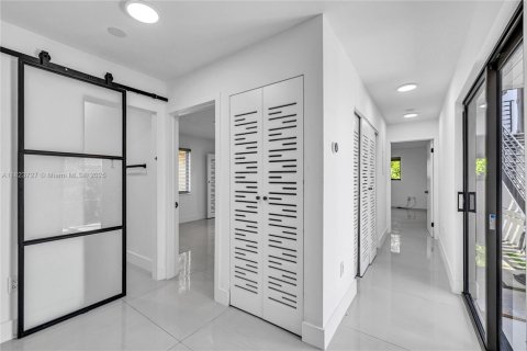 House in Coral Gables, Florida 5 bedrooms, 207.36 sq.m. № 1790871 - photo 22