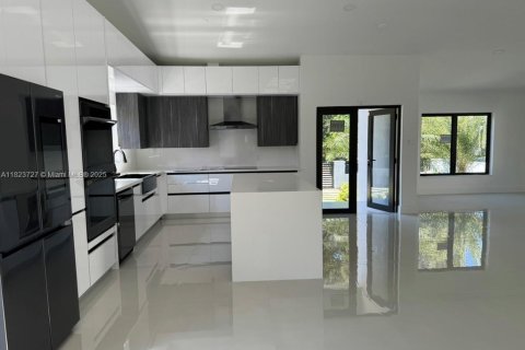 House in Coral Gables, Florida 5 bedrooms, 207.36 sq.m. № 1790871 - photo 5