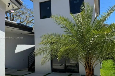 House in Coral Gables, Florida 5 bedrooms, 207.36 sq.m. № 1790871 - photo 11