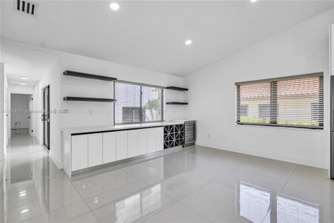 House in Coral Gables, Florida 5 bedrooms, 207.36 sq.m. № 1790871 - photo 21