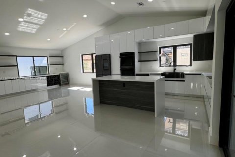 House in Coral Gables, Florida 5 bedrooms, 207.36 sq.m. № 1790871 - photo 8