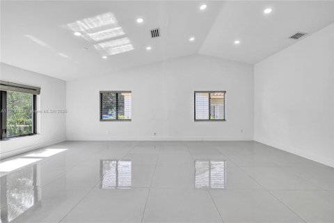 House in Coral Gables, Florida 5 bedrooms, 207.36 sq.m. № 1790871 - photo 15