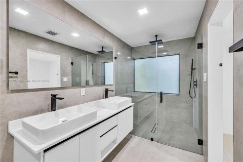 House in Coral Gables, Florida 5 bedrooms, 207.36 sq.m. № 1790871 - photo 26