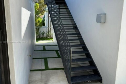 House in Coral Gables, Florida 5 bedrooms, 207.36 sq.m. № 1790871 - photo 10