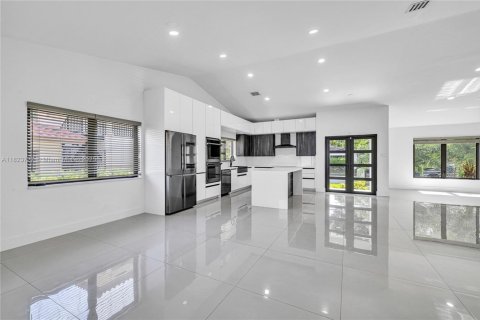 House in Coral Gables, Florida 5 bedrooms, 207.36 sq.m. № 1790871 - photo 19