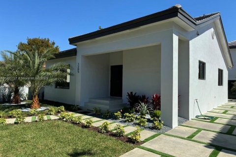 House in Coral Gables, Florida 5 bedrooms, 207.36 sq.m. № 1790871 - photo 1