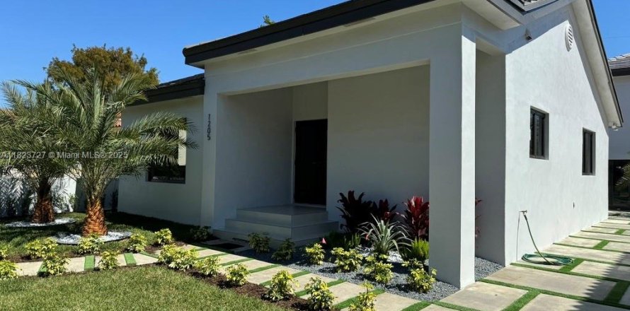 House in Coral Gables, Florida 5 bedrooms, 207.36 sq.m. № 1790871