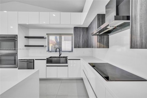 House in Coral Gables, Florida 5 bedrooms, 207.36 sq.m. № 1790871 - photo 18