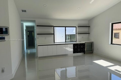 House in Coral Gables, Florida 5 bedrooms, 207.36 sq.m. № 1790871 - photo 9