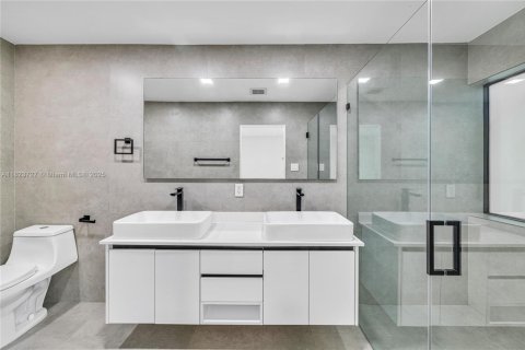 House in Coral Gables, Florida 5 bedrooms, 207.36 sq.m. № 1790871 - photo 27