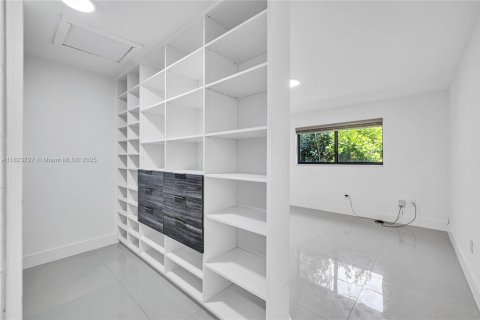 House in Coral Gables, Florida 5 bedrooms, 207.36 sq.m. № 1790871 - photo 23