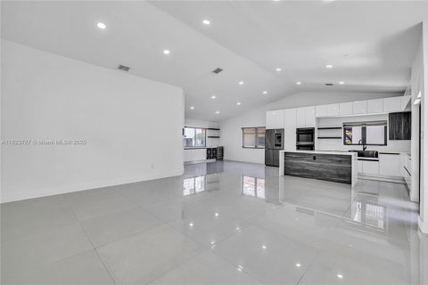 House in Coral Gables, Florida 5 bedrooms, 207.36 sq.m. № 1790871 - photo 13