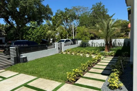 House in Coral Gables, Florida 5 bedrooms, 207.36 sq.m. № 1790871 - photo 2