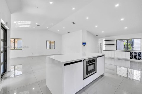House in Coral Gables, Florida 5 bedrooms, 207.36 sq.m. № 1790871 - photo 16