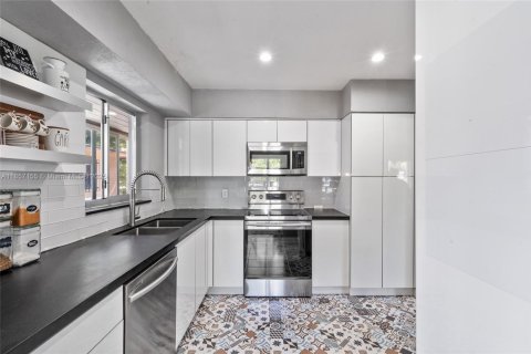 Villa ou maison à vendre à Miami, Floride: 2 chambres, 109.9 m2 № 1889629 - photo 17