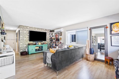 Villa ou maison à vendre à Miami, Floride: 2 chambres, 109.9 m2 № 1889629 - photo 11