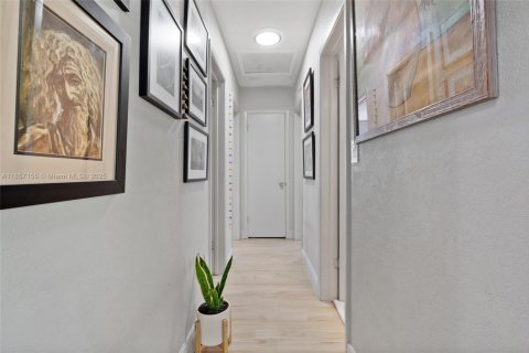 Villa ou maison à vendre à Miami, Floride: 2 chambres, 109.9 m2 № 1889629 - photo 24