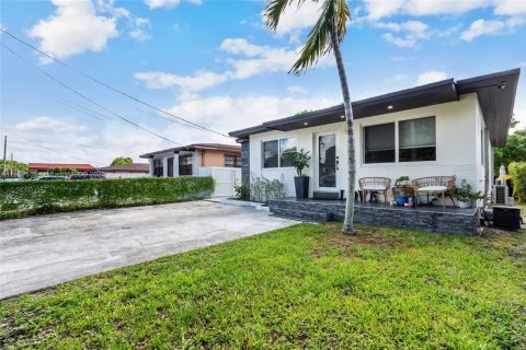 Villa ou maison à vendre à Miami, Floride: 2 chambres, 109.9 m2 № 1889629 - photo 2