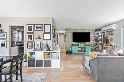 Villa ou maison à vendre à Miami, Floride: 2 chambres, 109.9 m2 № 1889629 - photo 7