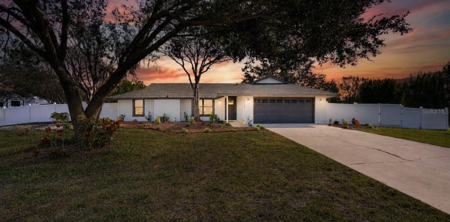 House in Sarasota, Florida 3 bedrooms, 161.56 sq.m. № 2118019