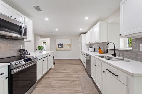 House in Sarasota, Florida 3 bedrooms, 161.56 sq.m. № 2118019 - photo 10