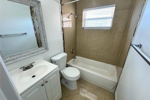 Villa ou maison à louer à North Lauderdale, Floride: 3 chambres, 122.07 m2 № 1975908 - photo 11