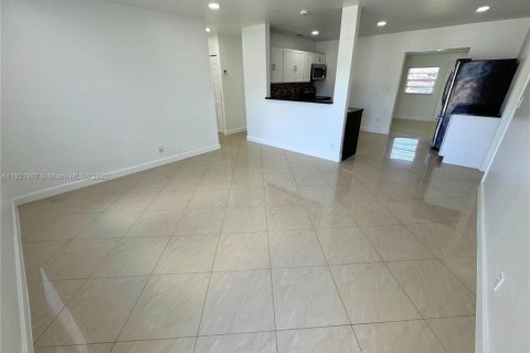 Villa ou maison à louer à North Lauderdale, Floride: 3 chambres, 122.07 m2 № 1975908 - photo 3