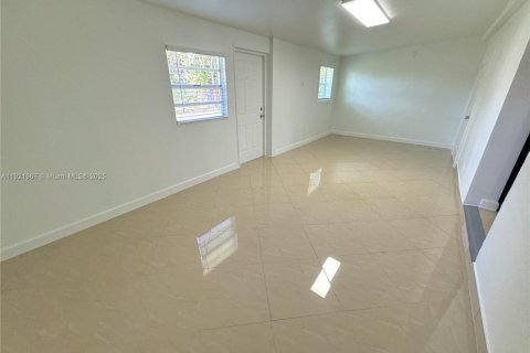 Villa ou maison à louer à North Lauderdale, Floride: 3 chambres, 122.07 m2 № 1975908 - photo 7