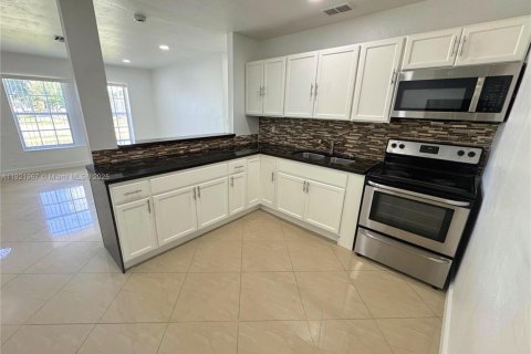 Villa ou maison à louer à North Lauderdale, Floride: 3 chambres, 122.07 m2 № 1975908 - photo 2