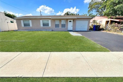 Villa ou maison à louer à North Lauderdale, Floride: 3 chambres, 122.07 m2 № 1975908 - photo 1