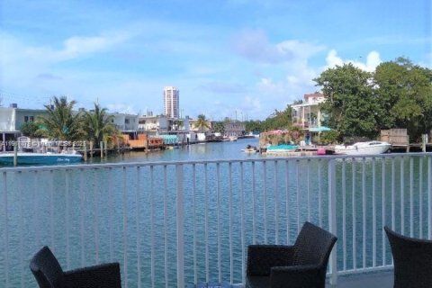 Copropriété à louer à Miami Beach, Floride: 1 chambre, 83.61 m2 № 1975953 - photo 2