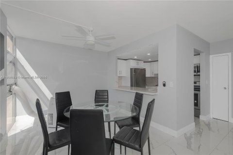 Condo in Aventura, Florida, 1 bedroom  № 2059706 - photo 11