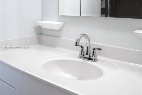 Condominio en venta en Hollywood, Florida, 1 dormitorio, 77.29 m2 № 2186271 - foto 12