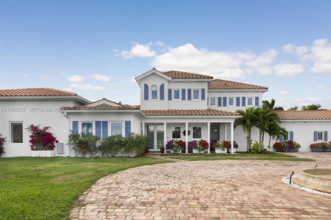 Купить виллу или дом в Хомстед, Флорида 5 спален, 334.82м2, № 2005866 - фото 2