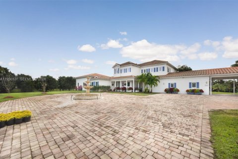 Купить виллу или дом в Хомстед, Флорида 5 спален, 334.82м2, № 2005866 - фото 3