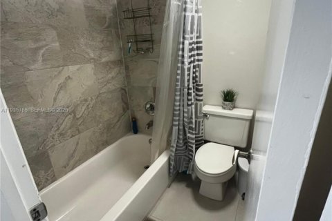 Condo in Weston, Florida, 2 bedrooms  № 2048475 - photo 8