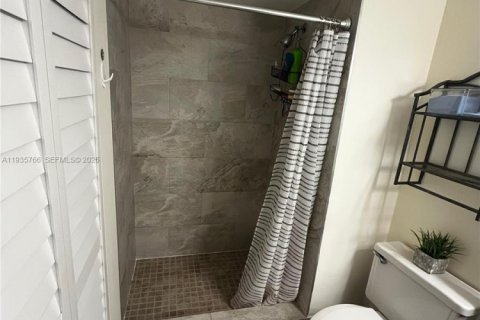 Condo in Weston, Florida, 2 bedrooms  № 2048475 - photo 9