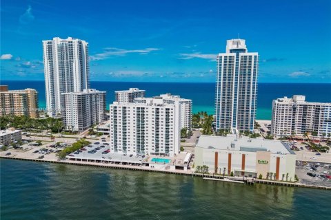 Condominio en alquiler en Hollywood, Florida, 1 dormitorio, 84.17 m2 № 2008350 - foto 2