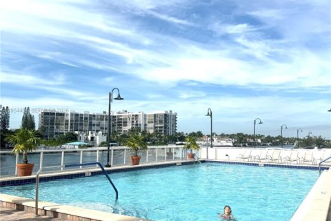 Condominio en alquiler en Hollywood, Florida, 1 dormitorio, 84.17 m2 № 2008350 - foto 16