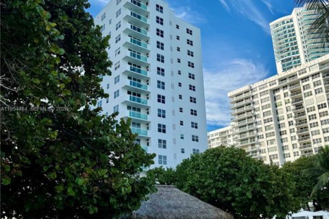 Condominio en alquiler en Hollywood, Florida, 1 dormitorio, 84.17 m2 № 2008350 - foto 22