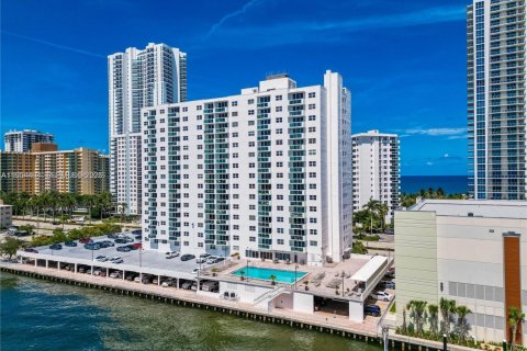 Condominio en Hollywood, Florida, 1 dormitorio  № 2008350