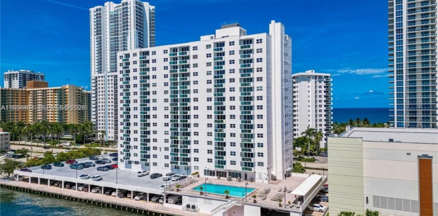 Condominio en Hollywood, Florida, 1 dormitorio  № 2008350