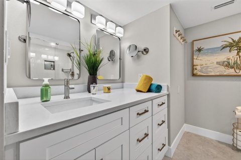 Condo in Belleair, Florida, 3 bedrooms № 2116193 - photo 13