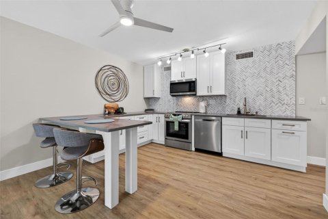 Condo in Belleair, Florida, 3 bedrooms № 2116193 - photo 17