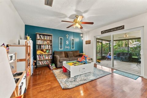 House in Tampa, Florida 4 bedrooms, 172.15 sq.m. № 2398714 - photo 13