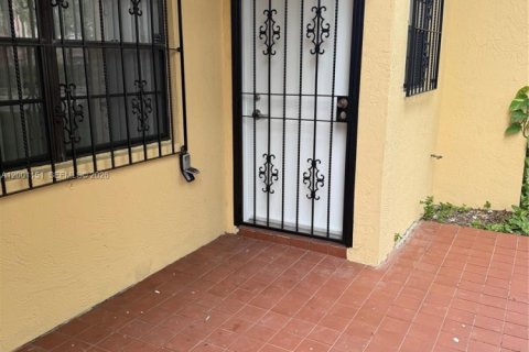 House in Miami, Florida 3 bedrooms, 139.35 sq.m. № 2067795 - photo 3