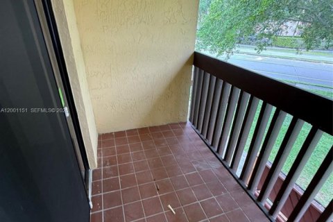 House in Miami, Florida 3 bedrooms, 139.35 sq.m. № 2067795 - photo 19