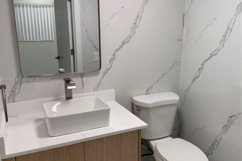 House in Miami, Florida 3 bedrooms, 139.35 sq.m. № 2067795 - photo 4