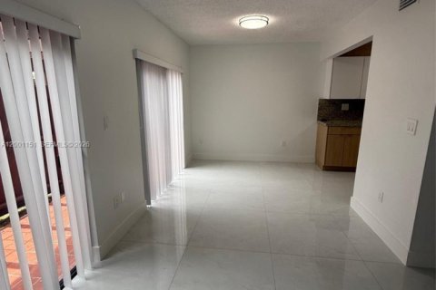 House in Miami, Florida 3 bedrooms, 139.35 sq.m. № 2067795 - photo 10