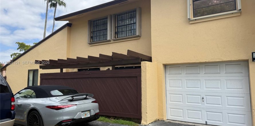 House in Miami, Florida 3 bedrooms, 139.35 sq.m. № 2067795